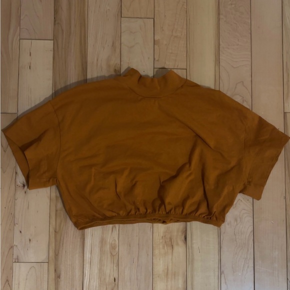 ALO Yoga Tops - ALO YOGA KICK IT CROP TEE